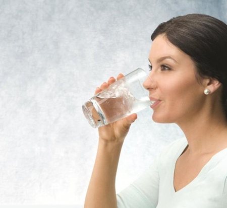 养生解惑：早上空腹喝水是对是错【2】健康卫生频道
