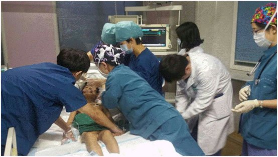 北京友谊医院成功紧急救治两名儿童结石患儿