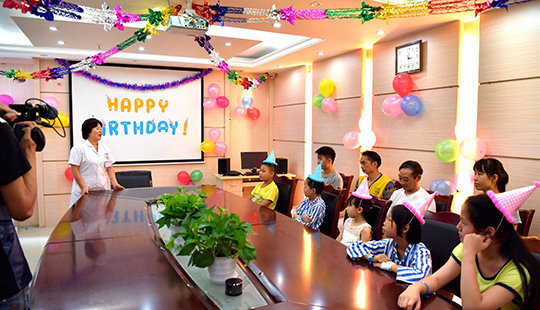 仁品副院长陈黎曼为孩子们送上生日祝福