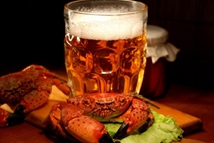 吃螃蟹不宜喝啤酒 以免诱发痛风
