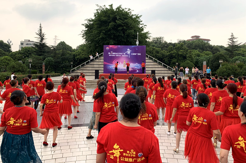 广场舞排行榜_中国堵城排行榜重庆获得第一名大妈们下车跳广场舞