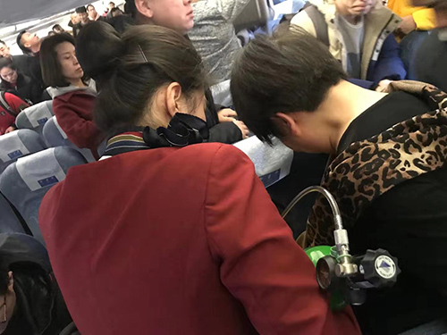 飞机上救助惊厥小乘客 护士长：懂医术的人都会伸出援手