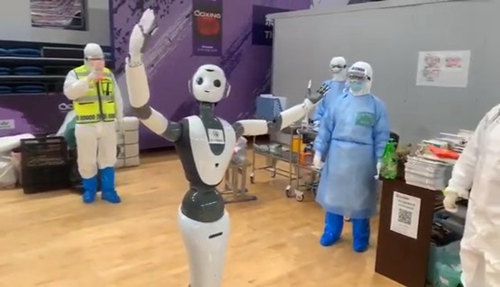 方舱医院迎特殊战士 AI机器人成“团宠”