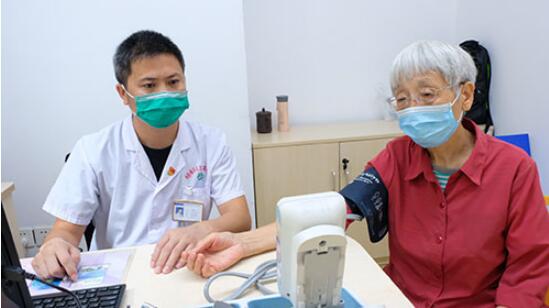 上海奉贤健康服务进社区：“家庭医生，老嗲额！”