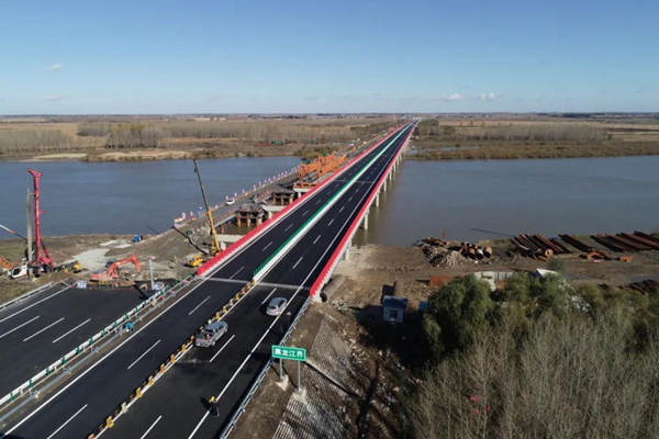 京哈高速公路黑龙江段改扩建工程计划今年10月31日交工
