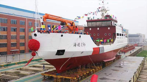 我国首艘具有破冰功能的大型航标船“海巡156”轮在武汉下水