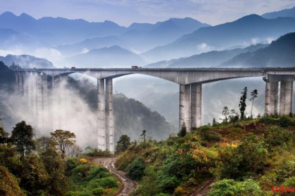 沿着高速看中国｜世界第一高墩、双螺旋隧道……看云端高速“逆天”而行！
