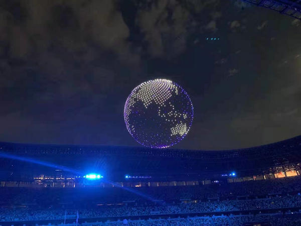 组图：东京奥运会开幕式 1824架无人机组成会徽和地球