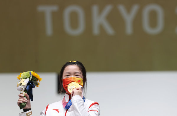 视频：东京奥运会赛场升起第一面五星红旗 杨倩比心动作俏皮可爱