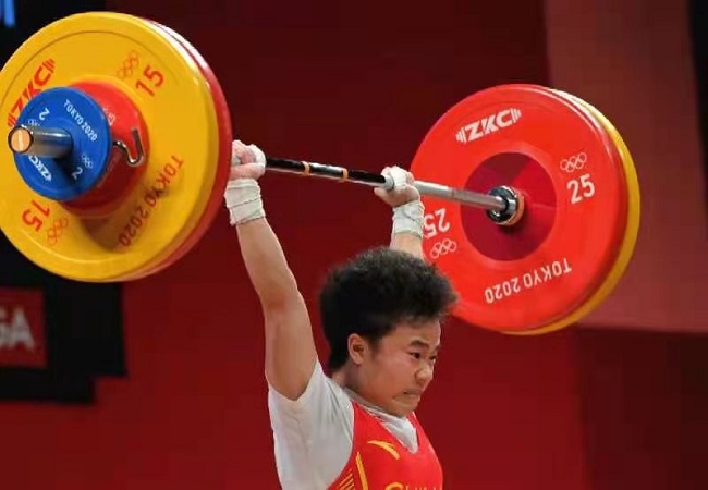 中国代表团第二金！女子举重49公斤级侯志慧创奥运纪录夺金