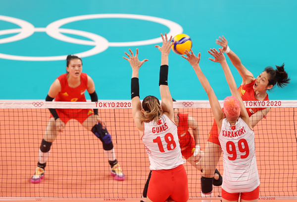 东京奥运会女排小组赛首轮：中国女排0:3负于土耳其