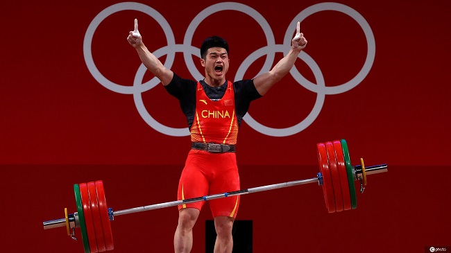 王者风范！举重男子73公斤级石智勇创世界纪录夺冠