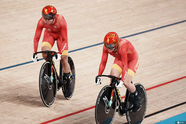 东京奥运会场地自行车女子团体竞速赛：钟天使/鲍珊菊夺冠