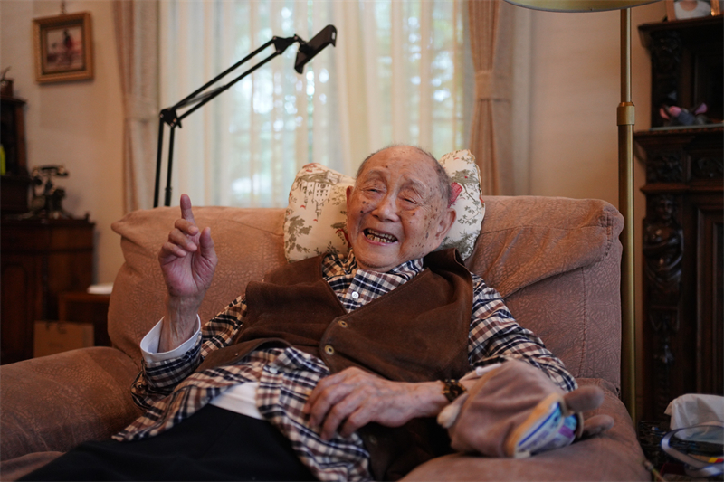 98岁黄永玉续写“走读”生涯 刻录70余年前人间旧影