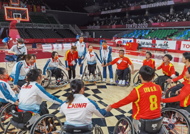 东京残奥会中国轮椅女篮逆转战胜美国 以小组第一晋级八强