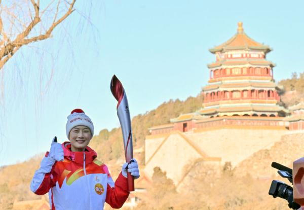 北京冬奥会火炬手丁宁：希望中国冰雪健儿全力以赴追逐梦想