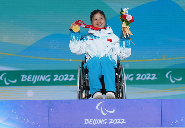 杨洪琼担任北京冬残奥会闭幕式中国体育代表团旗手