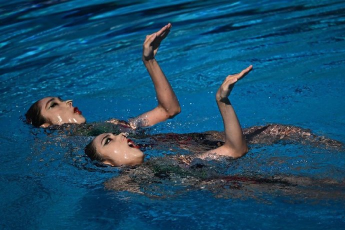 奥运新周期 中国再出发丨游泳世锦赛：花游姐妹收获第三金 女子50米蝶泳张雨霏晋级