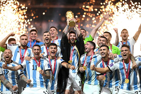 世界杯早报丨阿根廷队第三度夺冠 梅西荣获金球奖