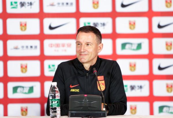 国足主教练扬科维奇：将带队全力冲击2026年世界杯