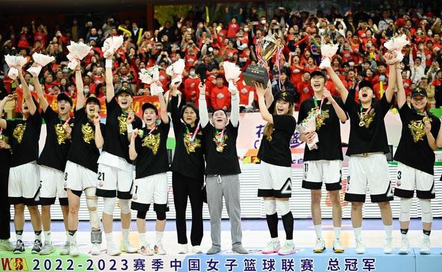 四川女篮首夺WCBA总决赛冠军 韩旭荣膺最有价值球员