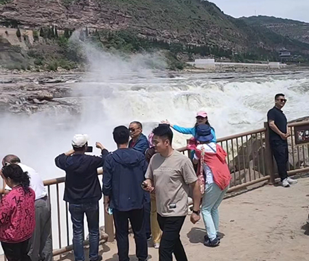 游客在黄河壶口瀑布旅游区观赏水景。人民网记者 乔业琼摄