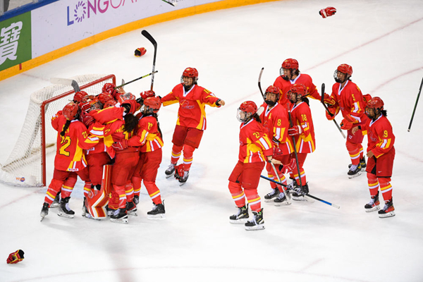 女子冰球世锦赛丨中国队2:1战胜荷兰队 五战全胜夺得冠军