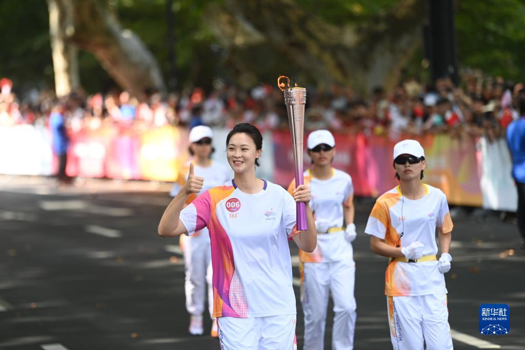 杭州亚运会火炬完成首日传递 17位体育人光荣担任火炬手