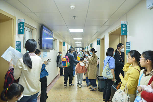 患儿在医院候诊。图片由湖南省人民医院提供