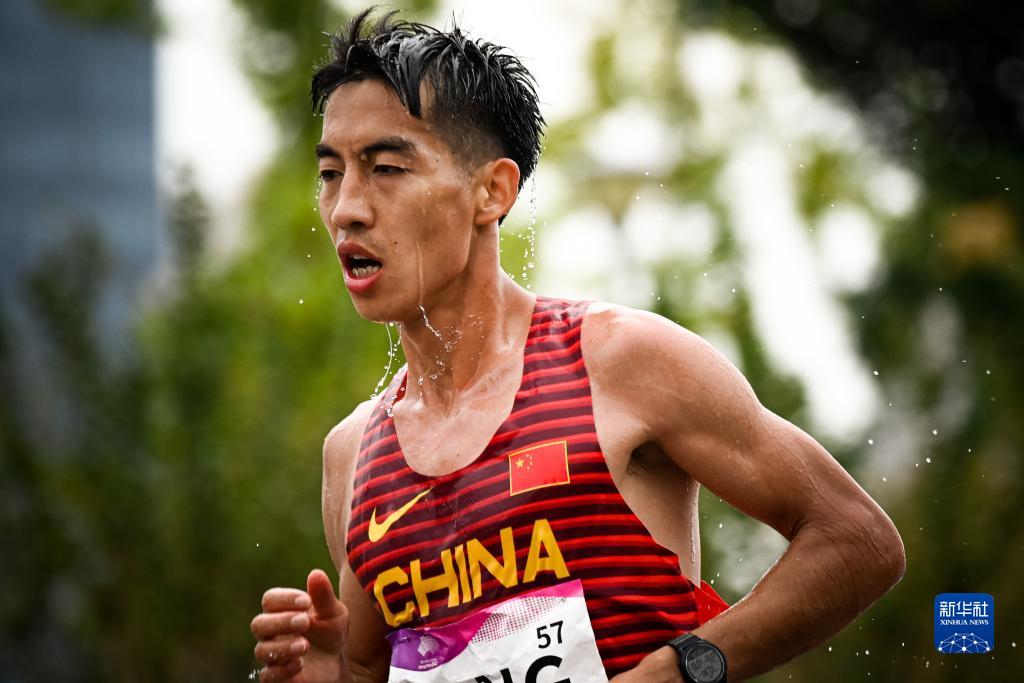 中国马拉松再传喜讯 杨绍辉刷新男子马拉松全国纪录