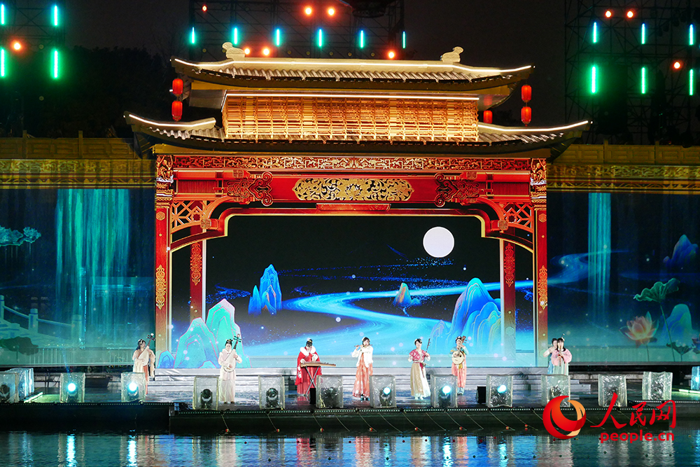 “点亮中国灯”！2024龙年灯会灯彩迎新春全国主会场活动在南京启动