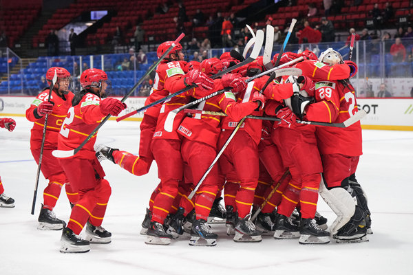 女子冰球世锦赛顶级组丨中国队3:2逆转战胜日本队赢得“开门红”