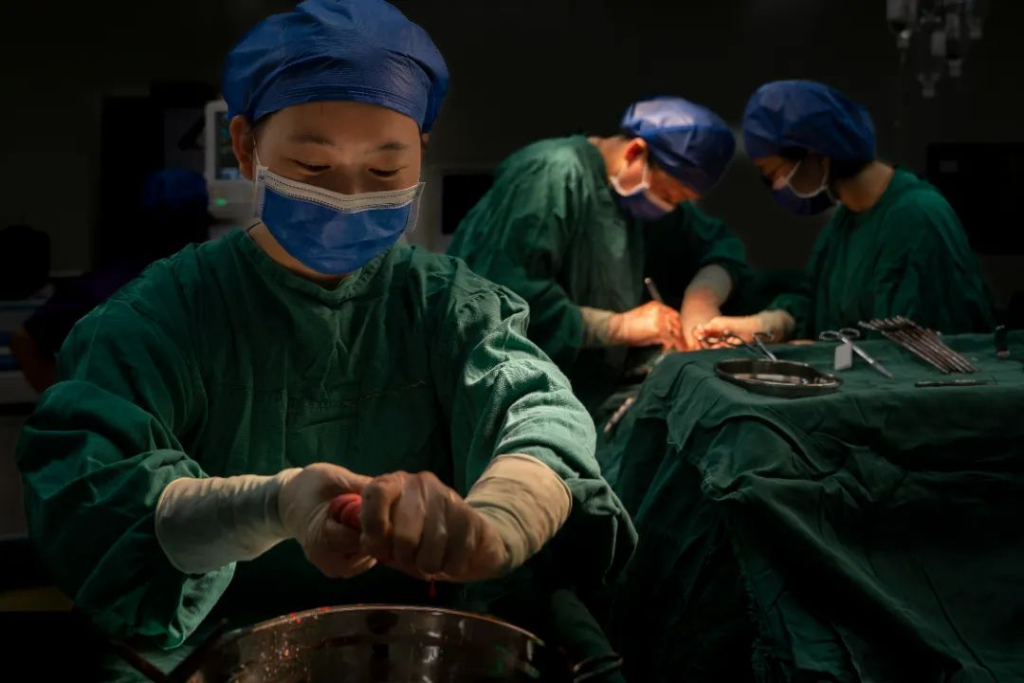 “我遇见最美的光” 摄影作品《守护的力量》。瑞昌市中医医院 张炳辉摄