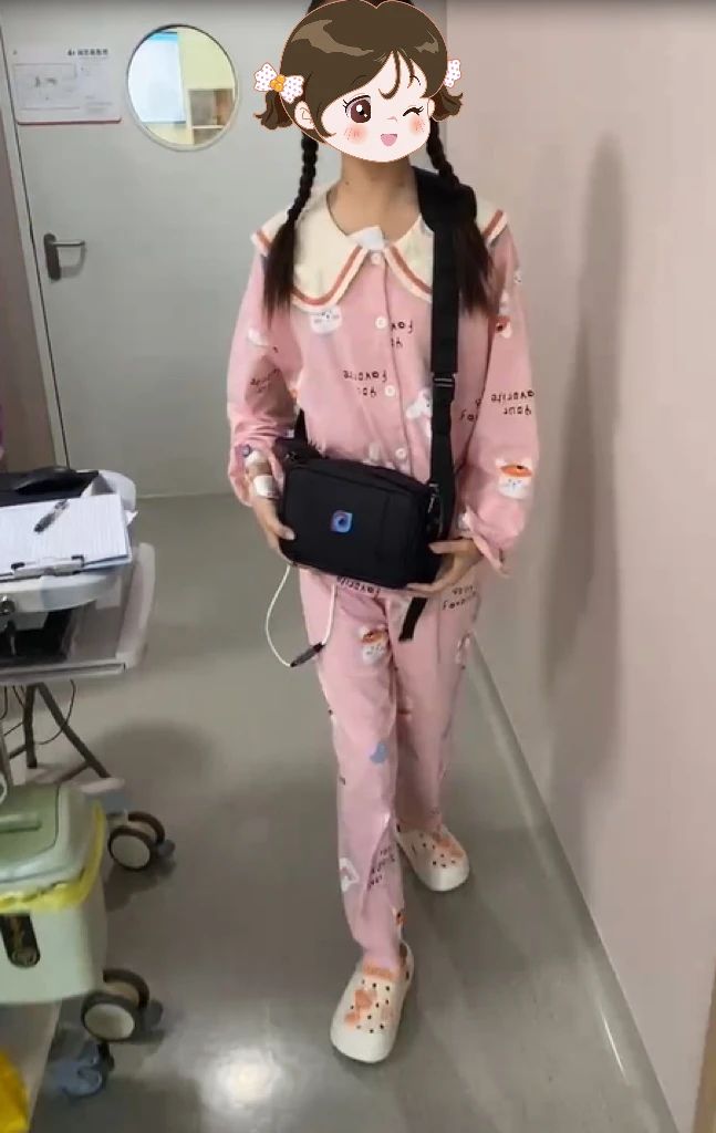 2023年，美美术后佩戴人工心的照片。图片由浙大儿院提供