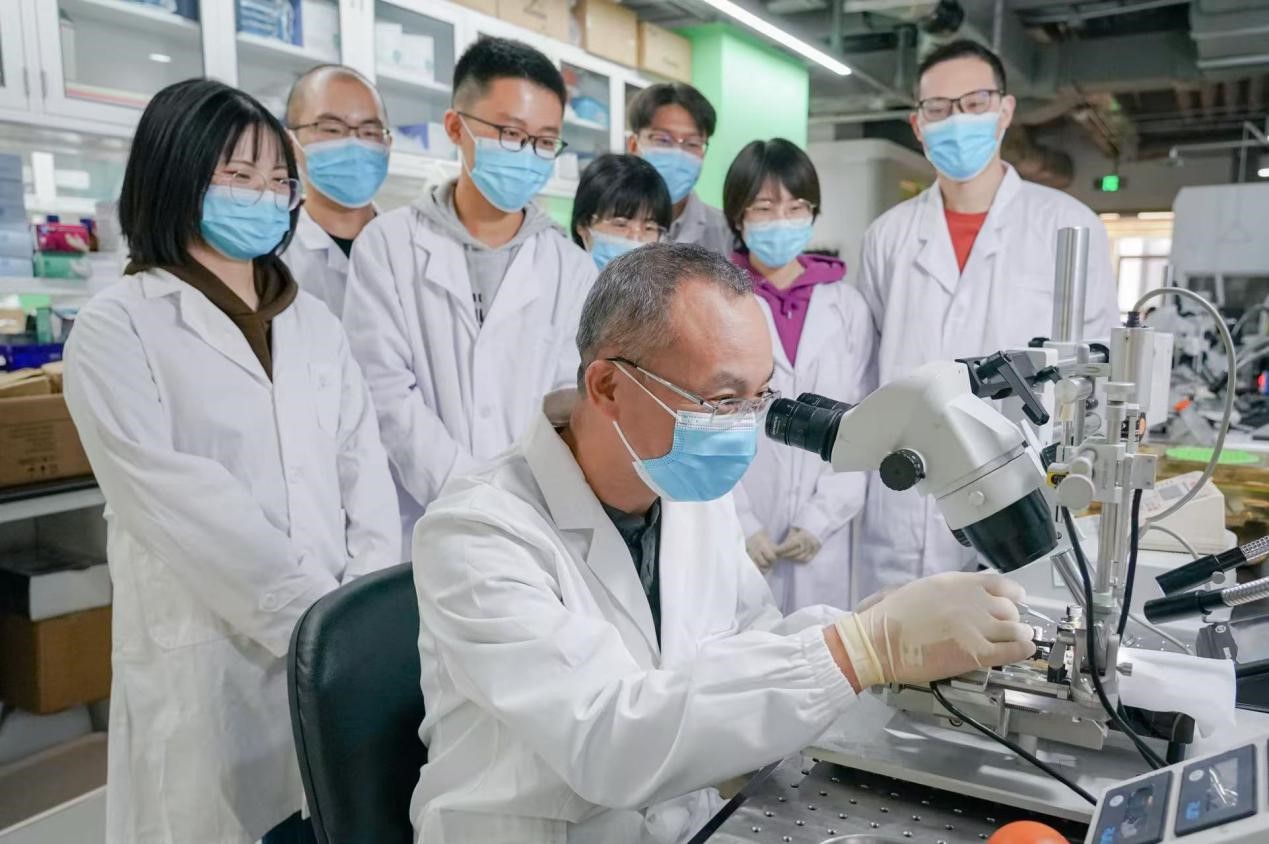 罗敏敏（前排坐者）在进行实验操作。北京脑科学与类脑研究所供图
