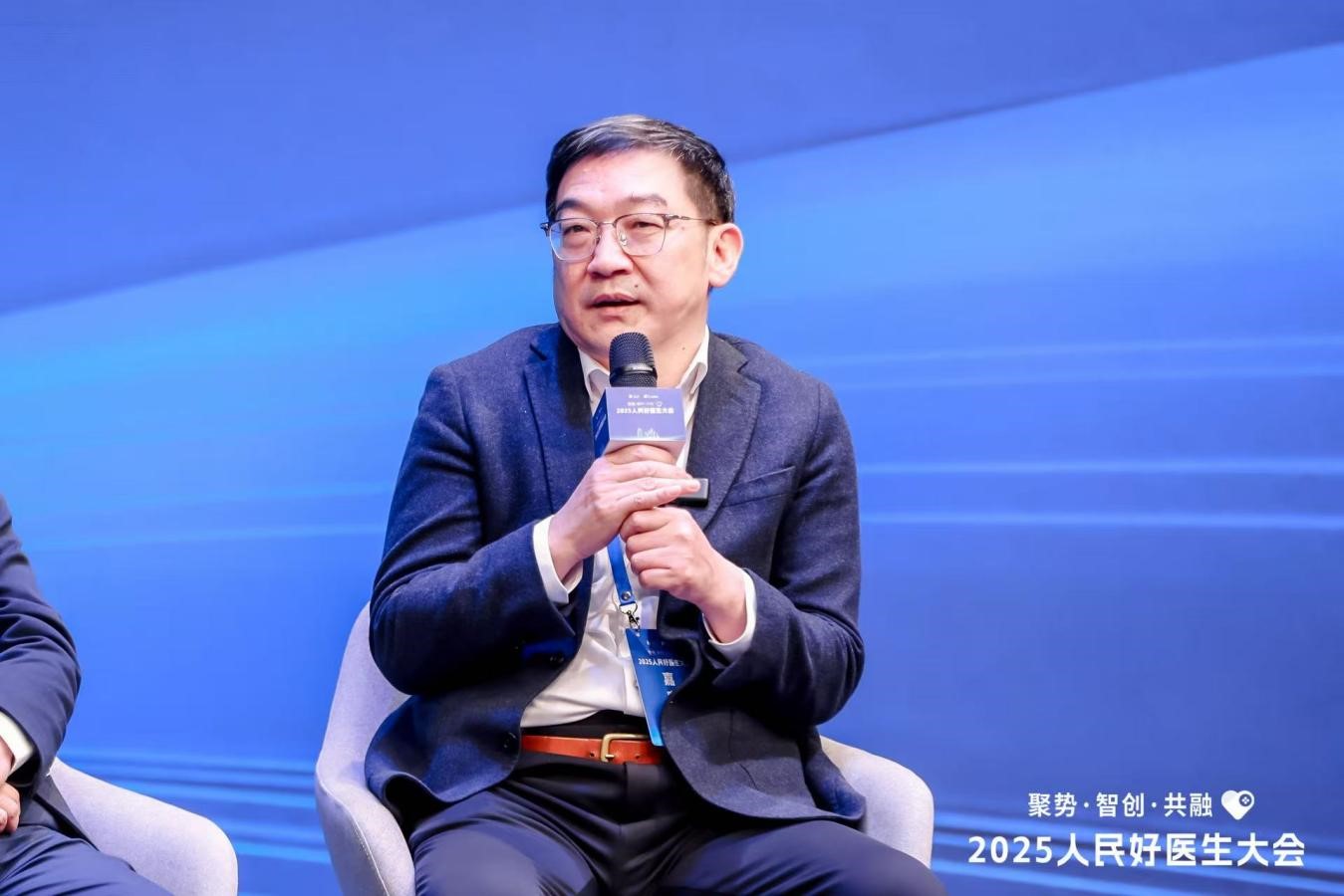 徐仲煌在2025人民好医生大会现场做分享。