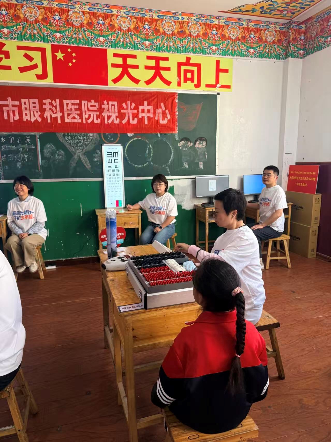 天津市眼科医院视光中心一行开展视力和屈光检查。（受访者供图）
