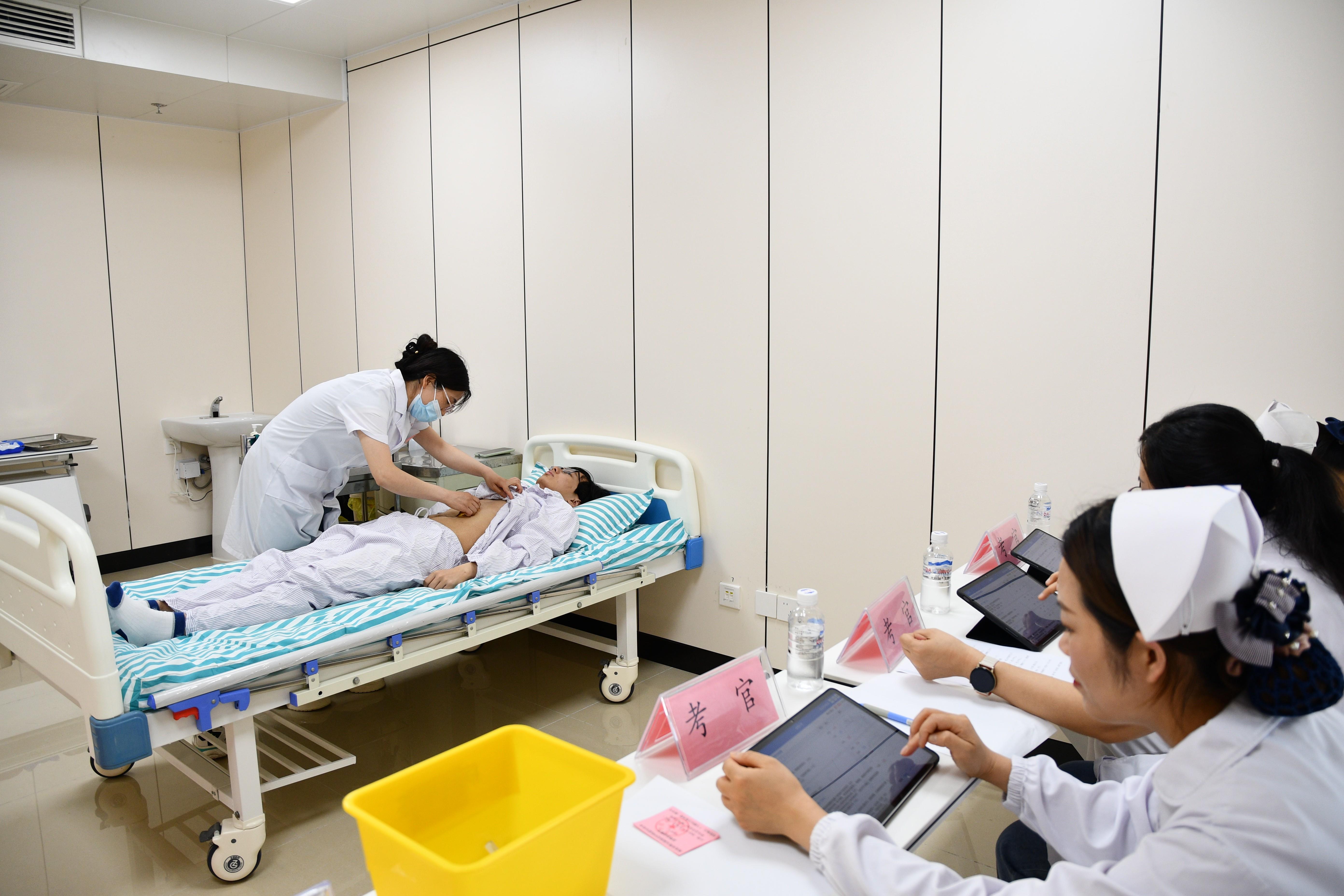 在明光市中医院，基层医疗卫生人员进行中医药适宜技术培训班临床教学。人民网记者 周坤摄