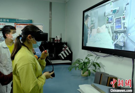 四川首个“5G+医疗机器人+VR”探视系统正式启用