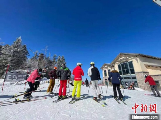 吉林发动雪季“末班车” 滑雪客尽享“最后的雪趣”