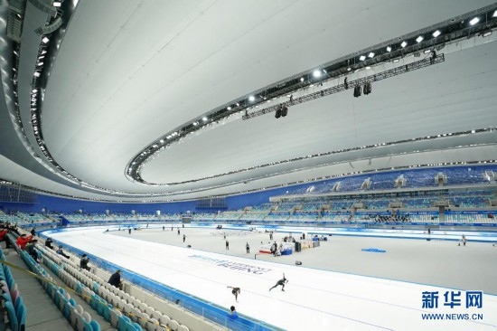 速度滑冰——“相约北京”冰上测试活动速滑比赛在“冰丝带”鸣枪起跑