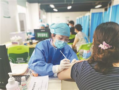 广州海珠区最大新冠疫苗接种点投入使用 设计最高接待接种量5000人次