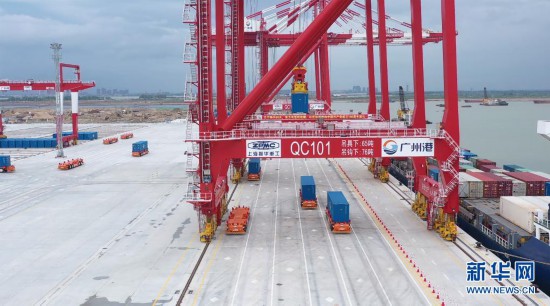 粤港澳大湾区首个全自动化码头实船联合调试