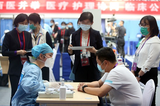 中国大学生医学技术技能大赛决赛侧记:比医术 看仁心