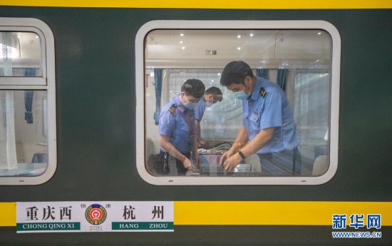 重庆客运段：“桑拿车厢”里的守车人