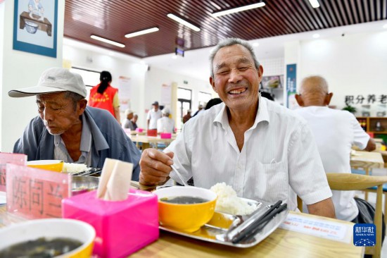山东岚山：养老服务中心全覆盖让老人吃上“免费午餐”