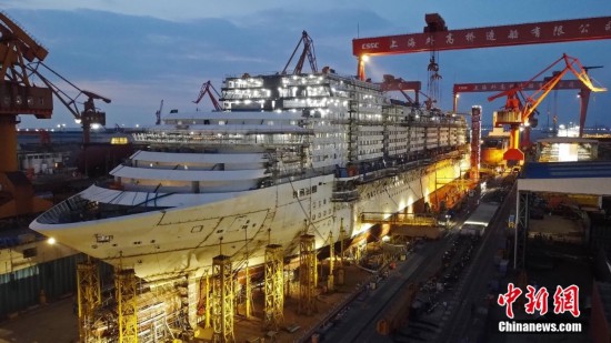 航拍在建中的中国首制大型邮轮
