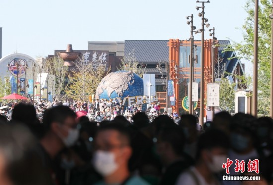 北京环球度假区中秋游人众多