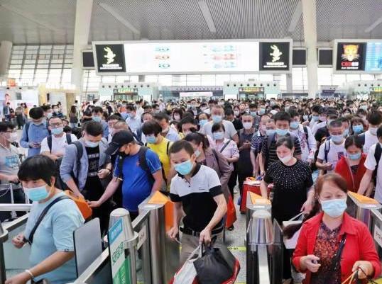 杭州东站暑运期间迎大客流。铁路杭州站供图