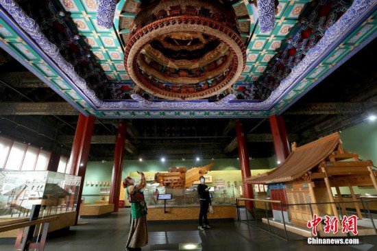 观众参观北京古代建筑博物馆